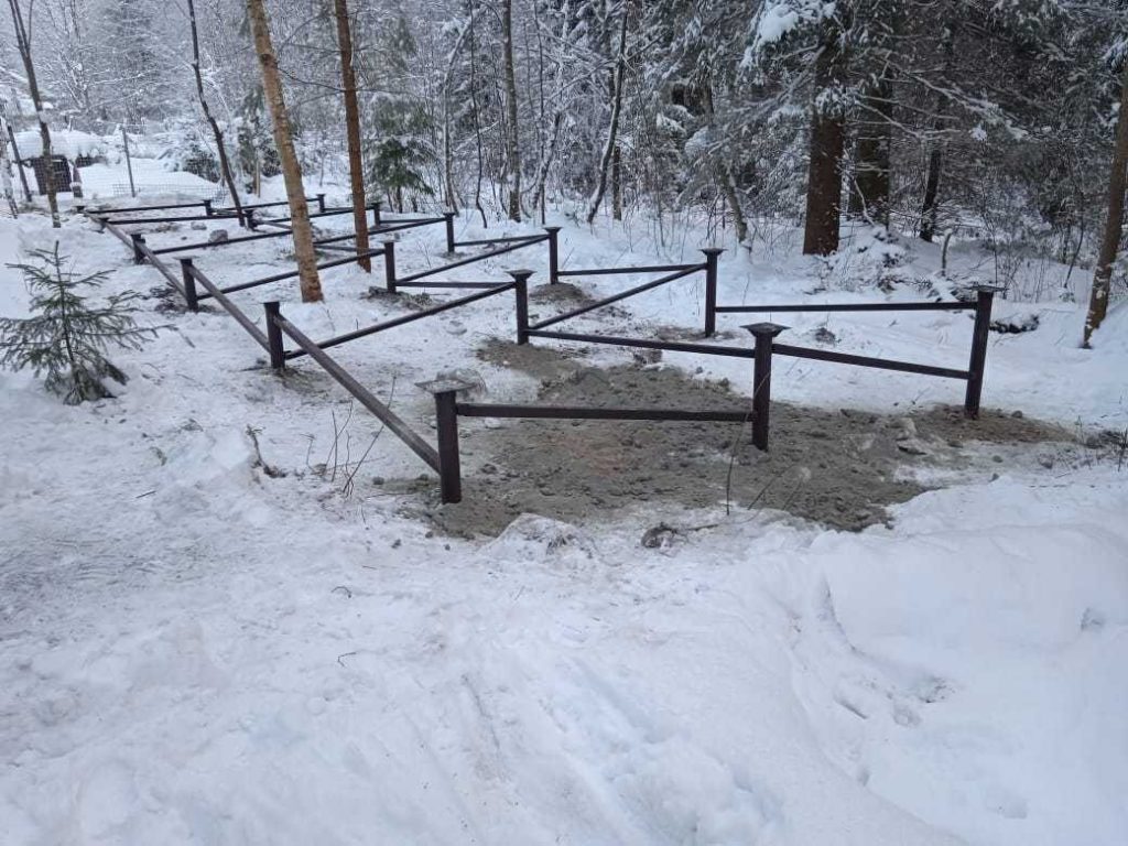 Установка свай и обвязка